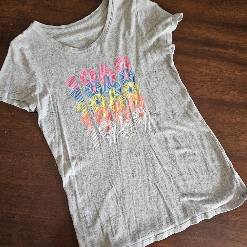 GAP Heather Gray Tee with Vibrant Graphic